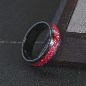 Bague en tungstène noir opale rouge, bague de style rubis tungstène 8 mm, gravure sur bague personnalisée, bague de mariage unique anniversaire 8 mm, lui offrir