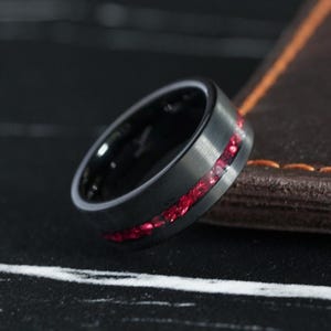 Bague en tungstène noir opale rouge écrasée, bague en carbure de tungstène 8 mm, gravure sur bague personnalisée, alliance unique anniversaire 8 mm, cadeau pour lui