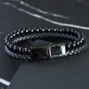 Zwarte onyx-kralen- en leren armband, 6 mm onyx-kralen, gepersonaliseerde armband, zwarte leer- en kralenarmband, aangepaste herenarmband