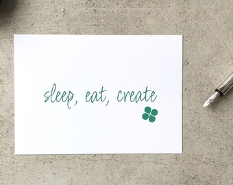 Nachhaltige Spruchpostkarte "sleep, eat, create". Klimaneutral gedruckt auf Recyclingpapier. Deine persönliche Erinnerung. Geschenkkarte.