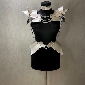 Traje de festival plateado, Traje de escenario, Traje de espectáculo, Cinturón y hombros metálicos plateados con cadenas, Traje metálico para el hombre en llamas
