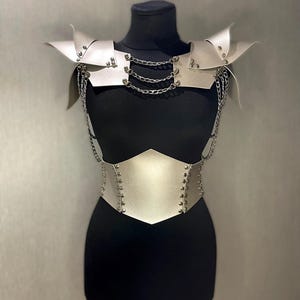 Traje de festival plateado, Traje de escenario, Traje de espectáculo, Cinturón y hombros metálicos plateados con cadenas, Traje metálico para el hombre en llamas