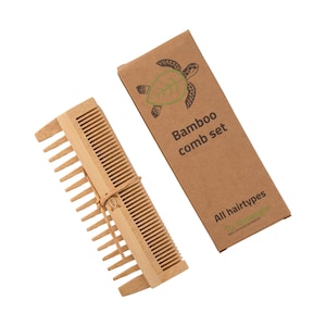 Könnte beinhalten: Ein Set aus zwei Bambus-Kämmen in einer braunen Pappbox mit einer grünen Schildkrötenillustration und dem Text "Bamboo comb set" und "All hairtypes" mit dem Logo "To Untangle".