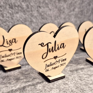 Personalisierte Platzkarten Hochzeit – Namensschild mit Datum – Serviettenring Holz – Tischdeko und Gastgeschenk
