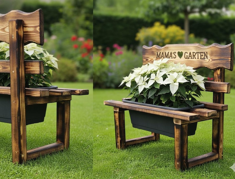 Puede incluir: Un banco r&uacute;stico de madera con tinte oscuro, que sostiene una jardinera rectangular negra llena de plantas con flores blancas. El banco tiene un respaldo con el texto "MAMA'S GARTEN" y un s&iacute;mbolo de coraz&oacute;n.
