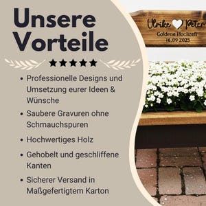 Puede incluir: Un letrero de madera con los nombres "Ulrike" y "Peter" y la fecha "16.09 2025" grabados. El letrero est&aacute; encima de una jardinera llena de flores blancas. El texto del lado izquierdo enumera los beneficios del producto.