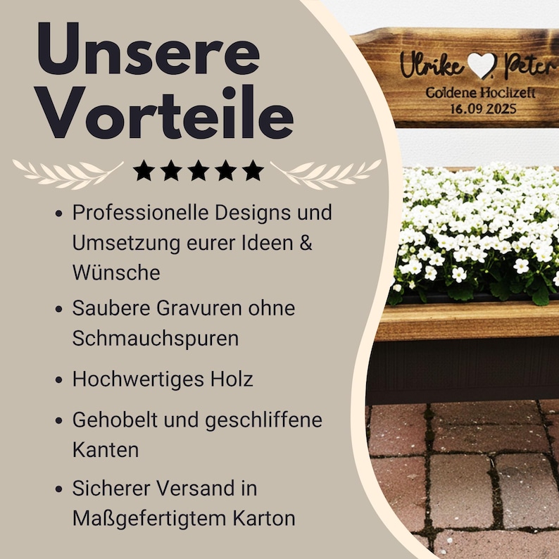 Puede incluir: Un letrero de madera con los nombres "Ulrike" y "Peter" y la fecha "16.09 2025" grabados. El letrero est&aacute; encima de una jardinera llena de flores blancas. El texto del lado izquierdo enumera los beneficios del producto.