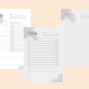 Może przedstawiać: Zestaw trzech arkuszy planera dziennego. Każdy arkusz ma akwarelowy wzór w lewym górnym i prawym dolnym rogu. Górny arkusz zawiera tytuł "Daily Planner" oraz sekcje na przypomnienia, cele i notatki. Pozostałe arkusze mają sekcje do planowania i notatek.