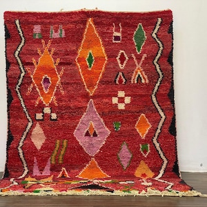 Beni Ourain Wollteppich: Roter Läufer mit Stammesmuster (handgefertigt, weiche Textur)