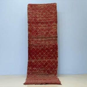 Kilim Boujaad rojo, alfombra de lana Beni Ourain (9,5 x 2,6 pies, estrecho)