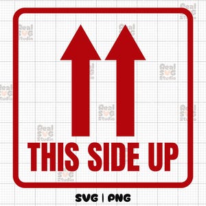 Pu&ograve; includere: Un cartello quadrato rosso e bianco con due frecce rosse che puntano verso l'alto e il testo "THIS SIDE UP" in lettere rosse in grassetto.