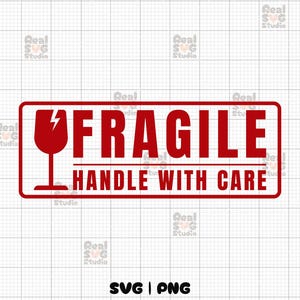 Pu&ograve; includere: Un cartello rettangolare rosso con le parole "FRAGILE MANEGGIARE CON CURA" in testo bianco. Un bicchiere rosso con un fulmine all'interno &egrave; a sinistra della parola "FRAGILE".