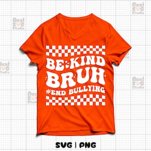 Op de afbeelding: Oranje V-hals T-shirt met de witte tekst "BE KIND BRUH" en de hashtag "#END BULLYING". Het ontwerp bevat zwart-witte dambordpatronen.