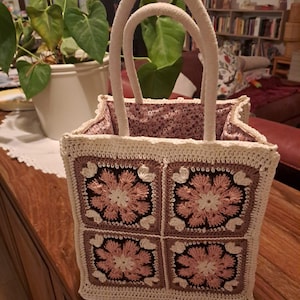 Virkad mormorsrutaväska med afrikansk blommotiv