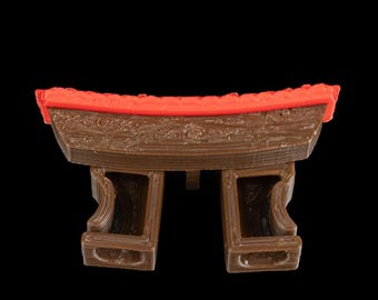 Ayudante de palillos en la puerta Torii