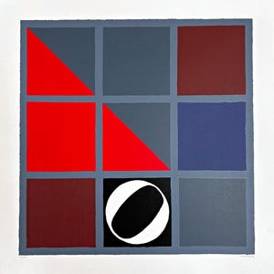 Puede incluir: Una impresión cuadrada que presenta una cuadrícula de tres por tres secciones. La cuadrícula contiene triángulos rojos, bloques sólidos de rojo oscuro, azul y varios tonos de gris. El cuadrado central inferior muestra un elemento gráfico circular blanco y negro.