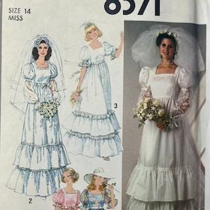 Puede incluir: Patrón de costura Simplicity número 8371 para un vestido de novia con escote cuadrado y mangas abullonadas. El patrón incluye cuatro estilos diferentes: un vestido blanco con falda de capas, un vestido blanco con falda con volantes, un vestido rosa con falda sencilla y un vestido azul floral con falda sencilla.
