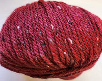 Hilo Merino Tweed, mezcla de lana peinada de grosor medio color rojo frambuesa