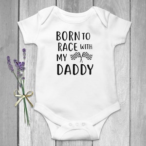 Racing Baby Bodysuit, geboren um mit Papa zu fahren, Renntag, Motocross, Dirt Bike, lustige Babykleidung, süßes Baby Outfit, Babymitteilung, Geschenk