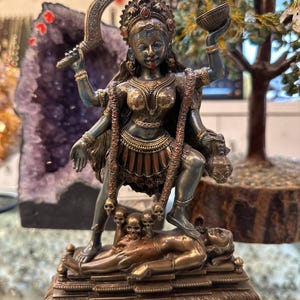 Estátua de Bronze de Kali (19 cm): Deusa Hindu com Shiva Murthi
