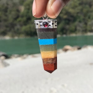 Regenbogen Chakra Kristall Anhänger, Heilstein Kristall, Kristallspitze, Chakra Anhänger, Chakra Steine