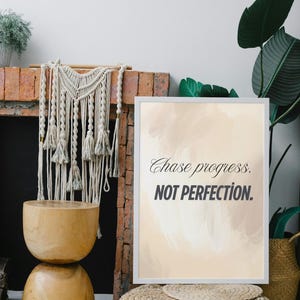 Chase Progress Not Perfection Wall Art / Stampa motivazionale minimalista / Download digitale / Arredamento per ufficio e casa / Poster con citazione ispiratrice