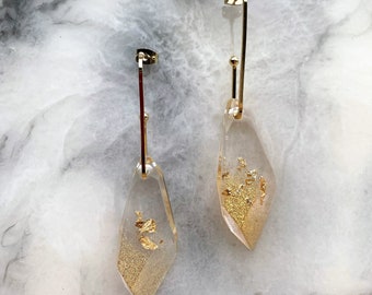 Boucles d'oreilles pendantes en métal doré forme diamant allongé avec paillettes d'or 18 carats