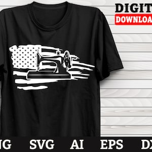 Puede incluir: Una camiseta negra con una silueta blanca de una máquina de coser superpuesta sobre un diseño de bandera estadounidense blanca. El texto "DESCARGA DIGITAL" aparece sobre la imagen.
