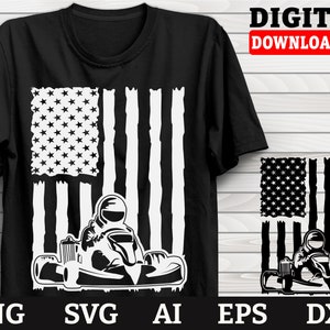 Könnte beinhalten: Schwarzweißes digitales Design eines Go-Karts, das vor einer amerikanischen Flagge fährt. Das Design ist perfekt für die Erstellung von T-Shirts, Tassen, Aufklebern und anderen Merchandise-Artikeln.