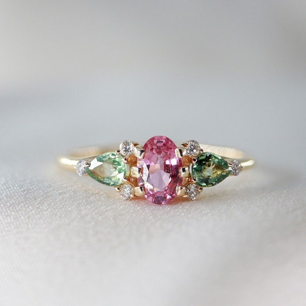 Bague en or ovale avec saphir rose Bague en or avec saphir vert poire Bague en or avec diamants