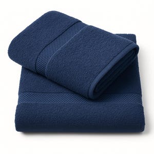 Può includere: Due asciugamani blu navy piegati e impilati. Presentano una fascia strutturata sui bordi superiori e inferiori. Realizzati in materiale morbido e assorbente, perfetti per il bagno.