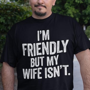 Soy amigable pero mi esposa no lo es Png, Esposo y esposa divertidos Png, cita divertida sobre el matrimonio, humor de pareja png, arte de chistes sobre relaciones (descarga digital)