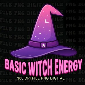 Peut inclure: Un chapeau de sorcière violet avec un sommet dégradé rose, orné d'étoiles et d'un croissant de lune. Le chapeau a une bande violette avec une étoile blanche. Le texte rose "BASIC WITCH ENERGY" est affiché en dessous.