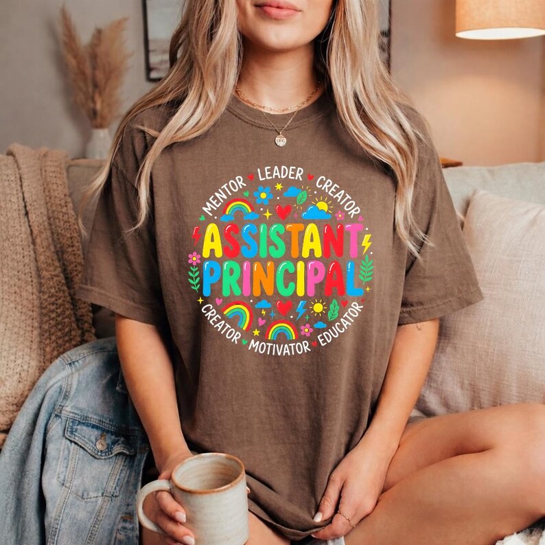 Peut inclure: Une tasse en c&eacute;ramique blanche avec une anse noire et le texte "But First, Coffee" en noir, en gras. La tasse est pos&eacute;e sur une surface blanche. La tasse semble contenir environ 355 ml.