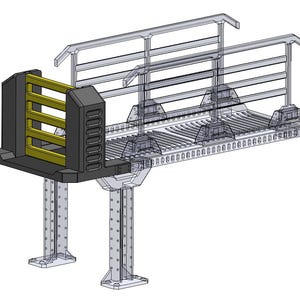 Puede incluir: Representación 3D de una estructura metálica con una puerta de seguridad amarilla y negra. La estructura tiene una pasarela con una serie de barras horizontales y soportes verticales. El diseño es industrial y funcional.