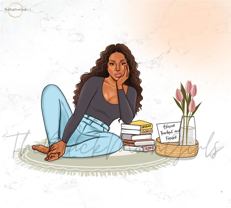 Puede incluir: Una mujer con el pelo largo y rizado se sienta en una alfombra con una pila de libros que dicen "Goals" y "Boss" en las portadas. Un jarr&oacute;n con flores rosas y una tarjeta que dice "Blessed, Thankful, and Focused" est&aacute;n en la alfombra junto a los libros.