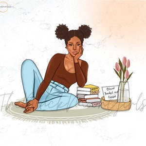 Puede incluir: Una mujer con piel morena y cabello negro rizado se sienta en una alfombra con una pila de libros. Los libros tienen las palabras "Goals" y "XOXO" en las portadas. Un jarr&oacute;n con flores rosas y un cartel que dice "Blessed, Thankful, and Focused" est&aacute;n en la alfombra.