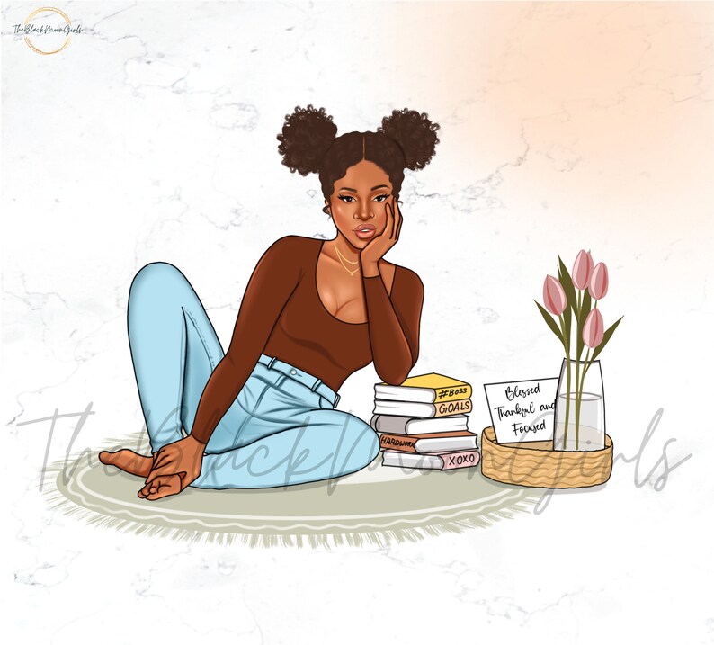 Puede incluir: Una mujer con piel morena y cabello negro rizado se sienta en una alfombra con una pila de libros. Los libros tienen las palabras "Goals" y "XOXO" en las portadas. Un jarr&oacute;n con flores rosas y un cartel que dice "Blessed, Thankful, and Focused" est&aacute;n en la alfombra.