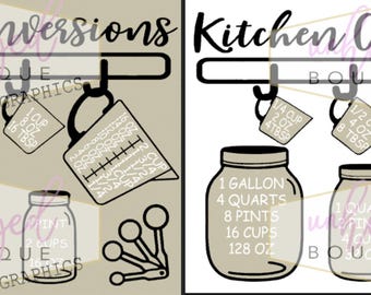 Puede incluir: Gráfico de conversión de cocina en blanco y negro con el texto "Kitchen Conversions" e incluye medidas para tazas, onzas, cuartos, pintas y galones. El gráfico también incluye una taza medidora, cucharas medidoras y frascos.