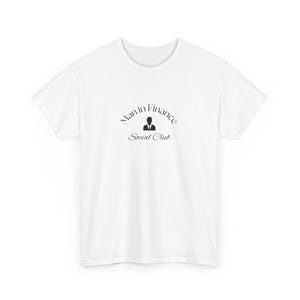 Pode incluir: Camiseta branca com um gráfico preto que diz "Man in Finance Social Club" com uma silhueta de uma pessoa de terno.