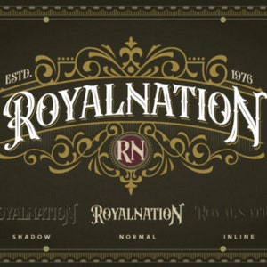 Puede incluir: Un diseño de logotipo de estilo vintage para una empresa llamada "Royal Nation" establecida en 1976. El logotipo presenta una fuente estilizada con florituras ornamentadas y una combinación de colores dorado y burdeos. El texto "Royal Nation" se muestra en tres estilos diferentes: sombra, normal e inline.