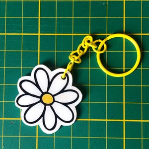 Handmade Daisy Bag Charm – Resin Flower Keychain – Cute Kawaii Accessory – Gift for Her – Floral Charm