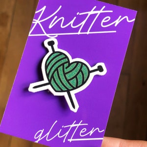 Herzförmige Wollknäuel - Strickgeschenk - handgefertigter Bekleidungsaccessoire-Schmuck