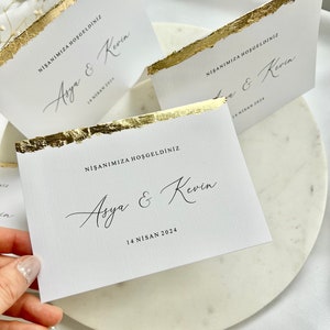 Marque-places cartes de bienvenue avec détails dorés fête de fiançailles de mariage