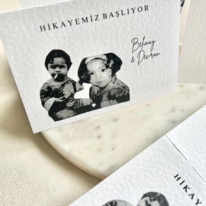 Gepersonaliseerde plaatskaarten met uw kinderfoto's – Unieke & Individuele Bruiloft Verloving