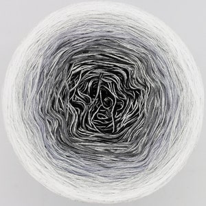 Könnte beinhalten: Eine Garnrolle mit einem Farbverlauf von Weiß zu Schwarz. Das Garn ist zu einer Kugel gewickelt und hat einen dezenten Glanz.