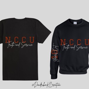Peut inclure: T-shirt et sweat-shirt noirs avec le texte "NCCU Truth and Service" en rouge et blanc. Le sweat-shirt a le texte "Class of 2023" sur la manche.