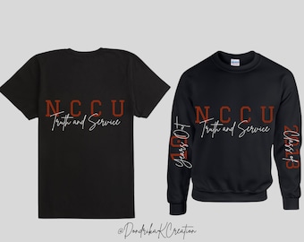 Può includere: Maglietta e felpa nere con il testo "NCCU Truth and Service" in rosso e bianco. La felpa ha il testo "Class of 2023" sulla manica.