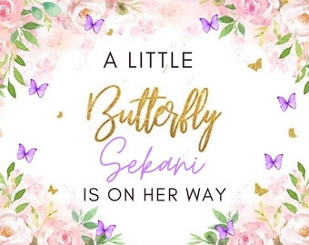 Könnte beinhalten: Ein rosafarbenes und grünes Blumenmuster mit goldenen Glitzerakzenten umgibt den Text "A little Butterfly Sekani is on her way". Überall im Design sind violette Schmetterlinge verteilt.