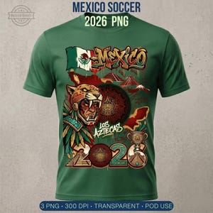 Puede incluir: Una camiseta de manga corta de color verde oscuro con un estampado gráfico que incluye el texto MEXICO SOCCER 2026 PNG, un guerrero azteca, la bandera mexicana, pirámides, una piedra del calendario y un trofeo. El diseño incluye LOS AZTECAS.
